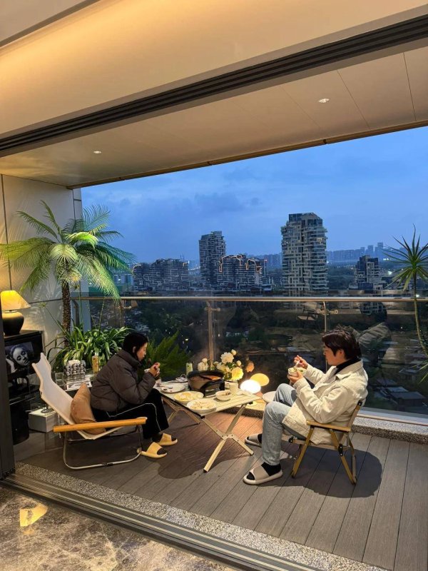 明珠国际 你家阳台还只用来晾衣服？90后的做法太高明了，你确定不学起来？